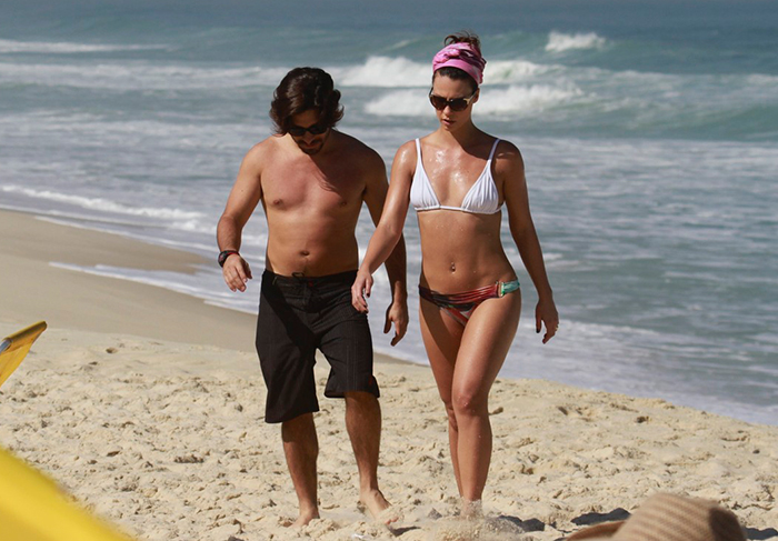 Camila Rodrigues exibe boa forma em dia na praia com o marido