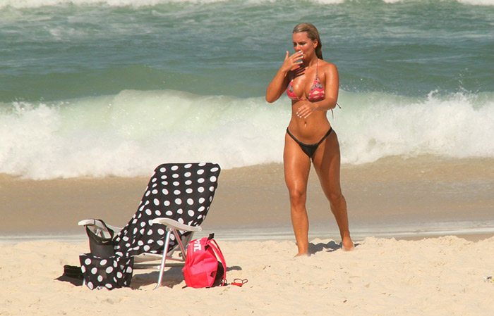 Carol Guarnieri, neta de Gianfrancesco Guarnieri, se exercita na praia