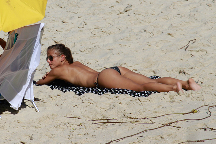 Fernanda de Freitas faz topless em praia carioca