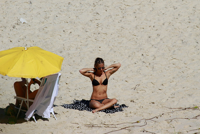 Fernanda de Freitas faz topless em praia carioca