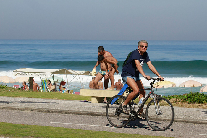 Tarcísio Filho anda de bicicleta no Rio