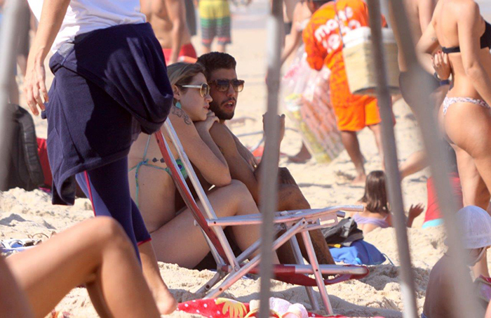 Recém-casados, Luana Piovani e Pedro Scooby vão à praia carioca