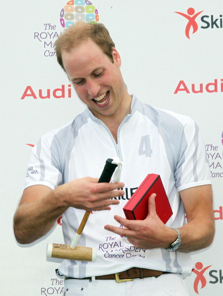Príncipe William ganha mini taco de polo para o seu filho