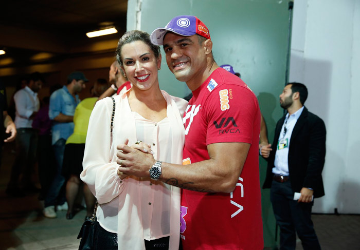 José Loreto e Débora Nascimento assistem ao UFC no Rio