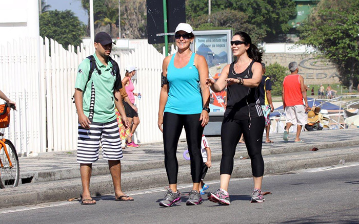 Renata Ceribelli caminha toda sorridente com uma amiga, no Rio de Janeiro