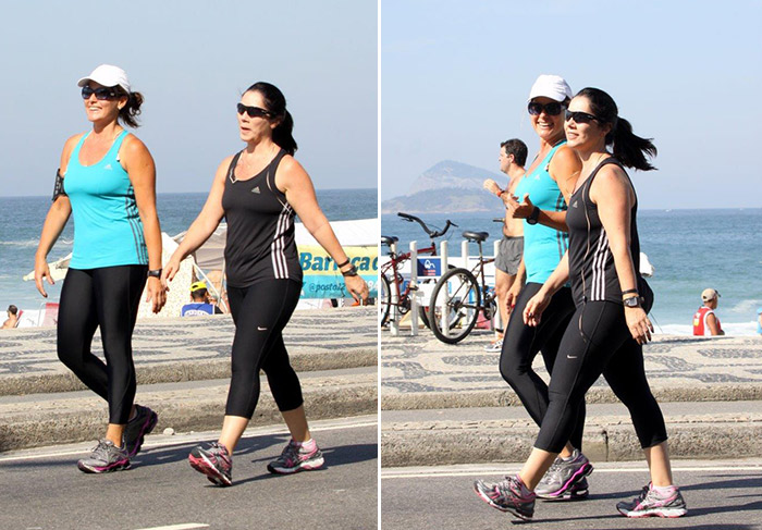 Renata Ceribelli caminha toda sorridente com uma amiga, no Rio de Janeiro