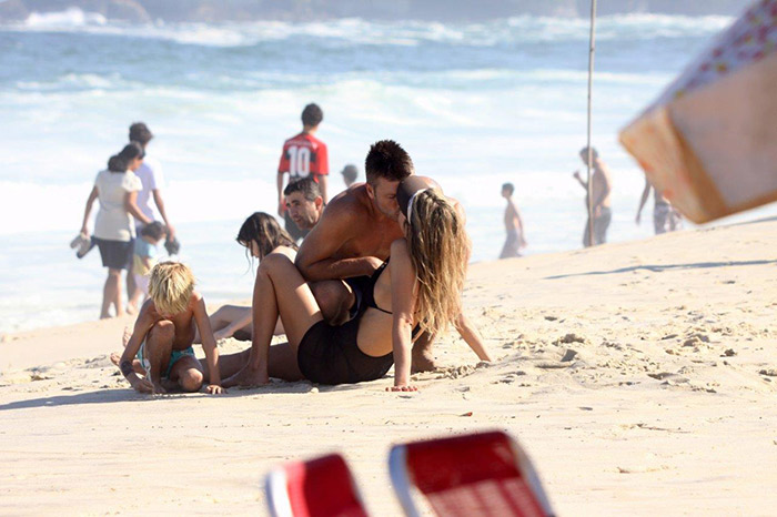 Rodrigo Hilbert e Fernanda Lima protagonizam romance em praia, no Rio