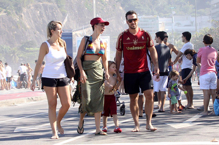 Carlos Bonow se diverte com filho na praia