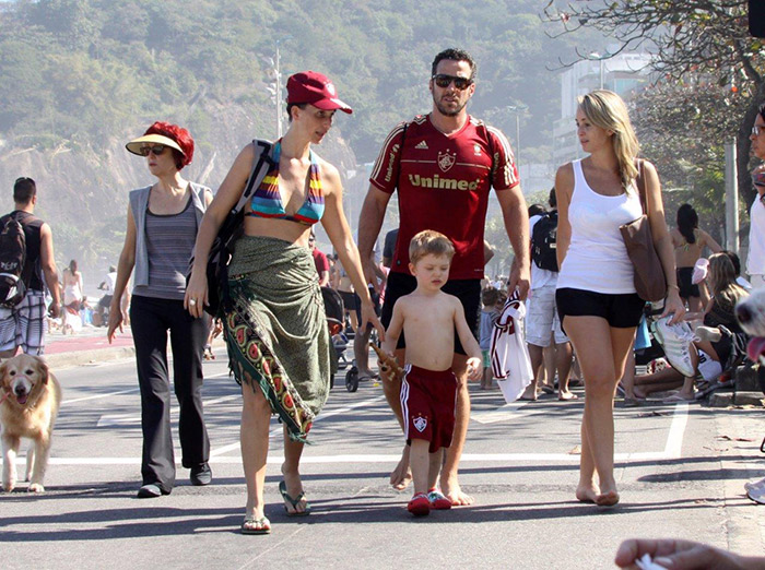 Carlos Bonow se diverte com filho na praia