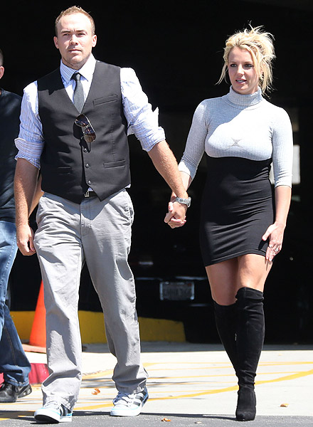 Britney Spears vai à missa com modelito desastroso