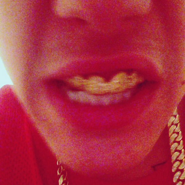 Justin Bieber volta a aderir à moda dos dentes de ouro