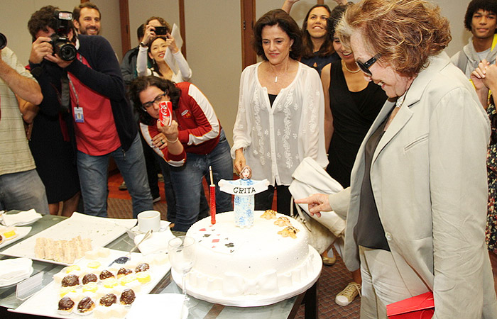Nathalia Timberg ganha bolo de aniversário em coletiva do filme Vendo ou Alugo