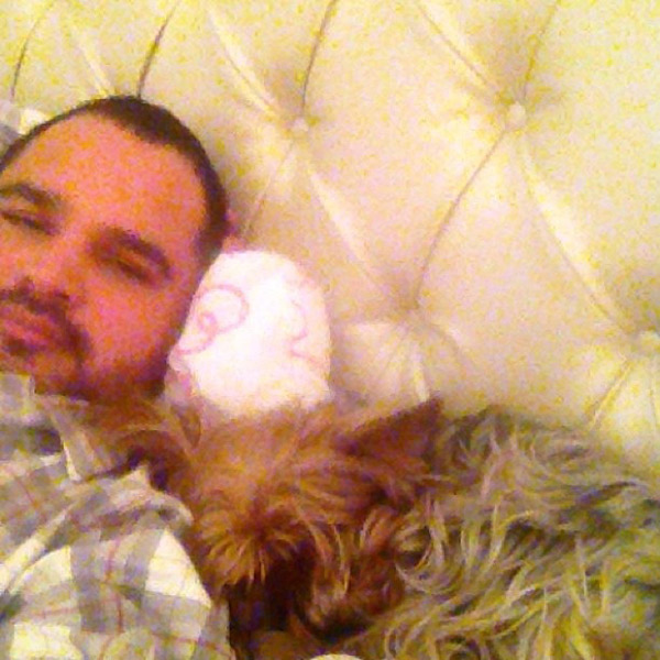 Luciano Camargo aparece deitado com seu PET no Instagram
