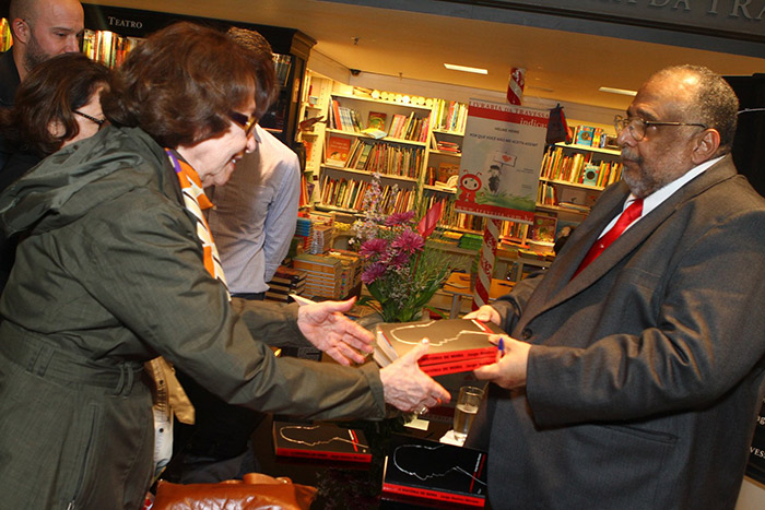 Fernanda Montenegro confere lançamento de livro no RJ