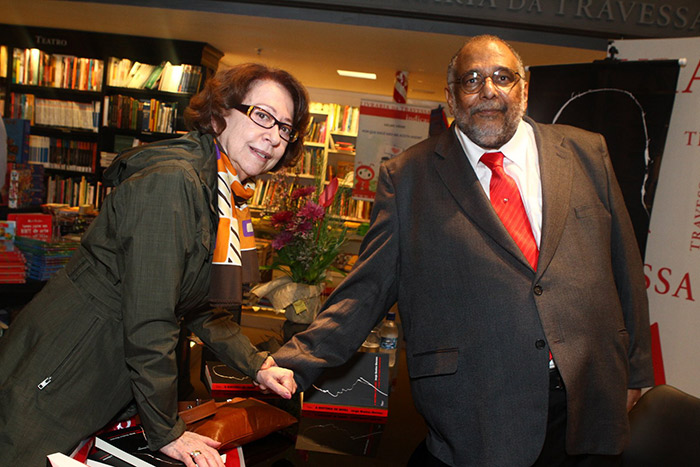 Fernanda Montenegro confere lançamento de livro no RJ