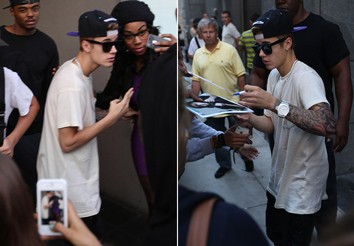Justin Bieber distribui autógrafos exibindo sua nova tatuagem, em NY