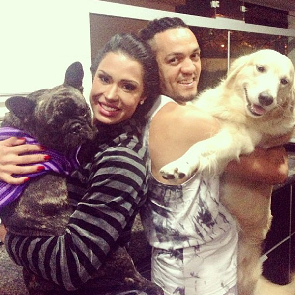 Belo e Gracyanne posam com seus cachorros