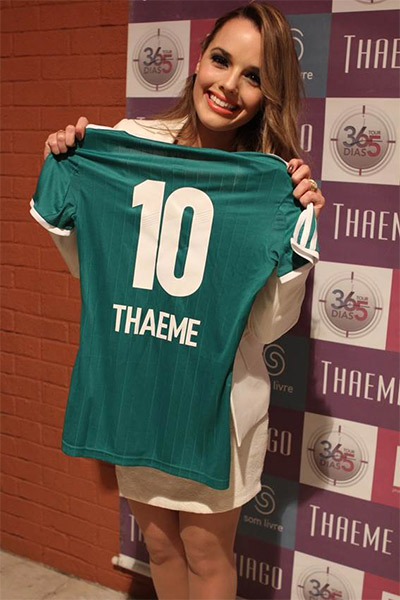 Thaeme recebe camiseta personalizada do Palmeiras