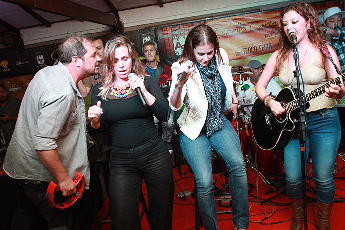 Deborah Secco canta na festa de aniversário de Andréa Sorvetão