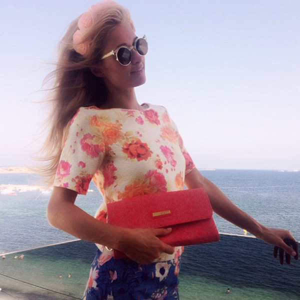 Paris Hilton aproveita cenário de Ibiza para fotografar sua campanha de bolsas