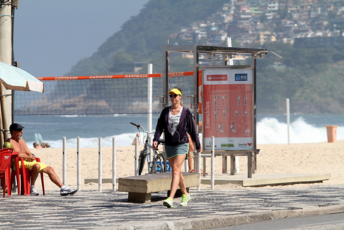 De shortinho, Luana Piovani caminha na orla do Leblon