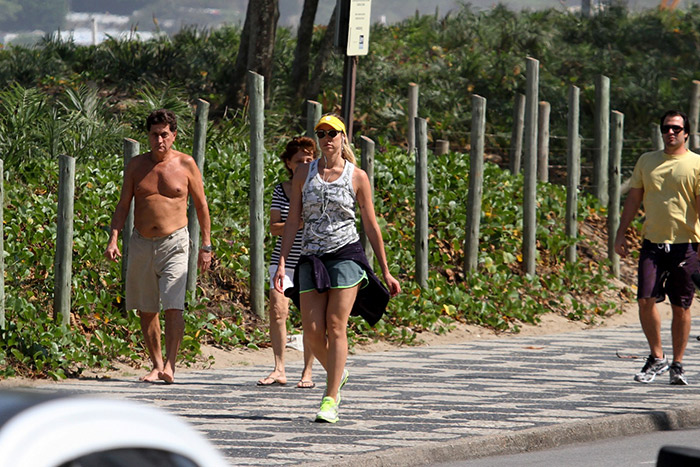 De shortinho, Luana Piovani caminha na orla do Leblon