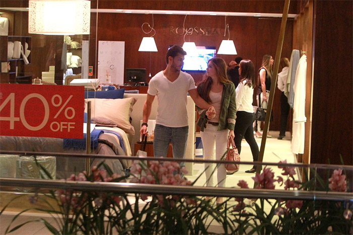 Marina Ruy Barbosa e Klebber Toledo passeiam em shopping