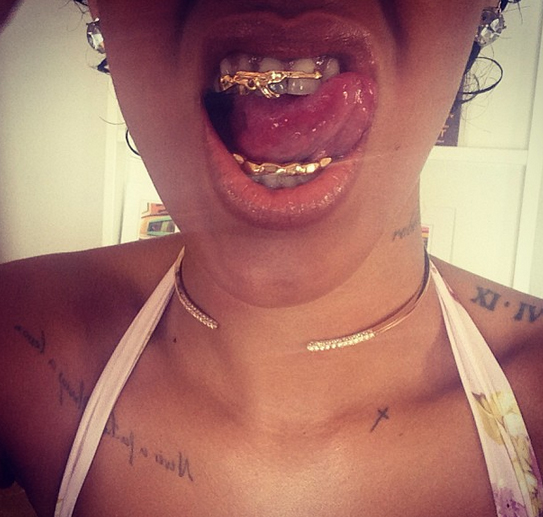 Rihanna usa dentes de ouro em forma de arma