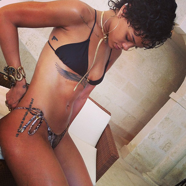 Rihanna exibe corpão em fotos de biquíni