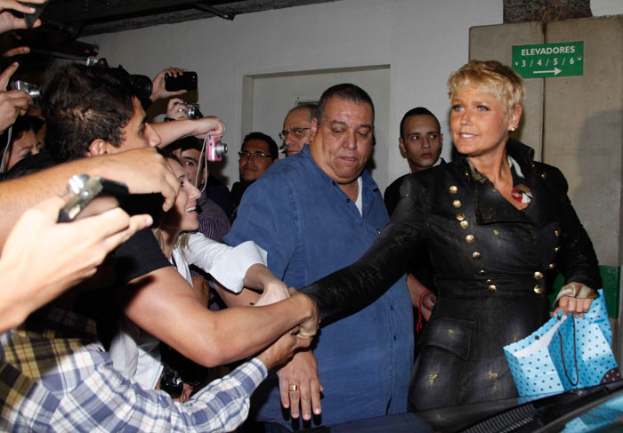 Xuxa recebe carinho de fãs