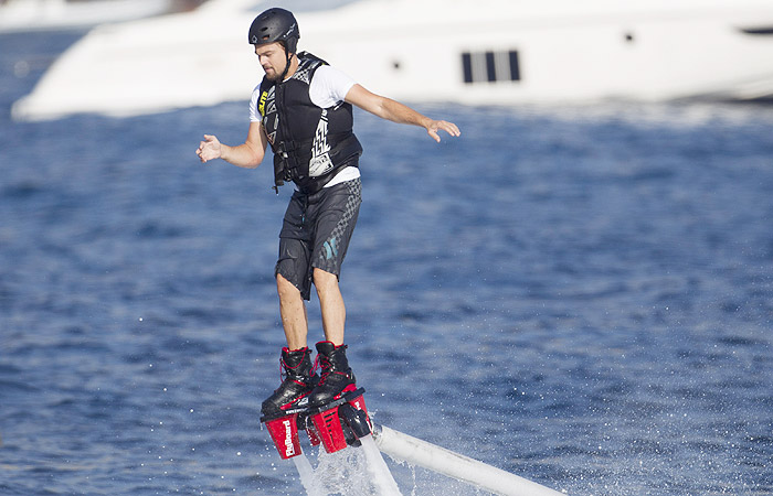 Leonardo DiCaprio curte férias voando sobre o mar com flyboard