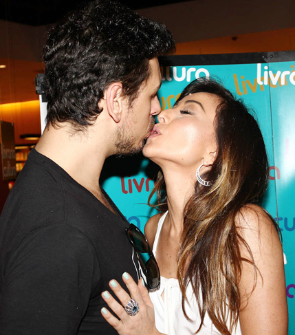 Sabrina Sato beija o namorado, João Vicente, em lançamento de livro