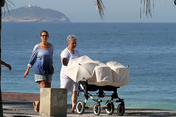 Marcelo Serrado passeia com a esposa e os gêmeos no Arpoador