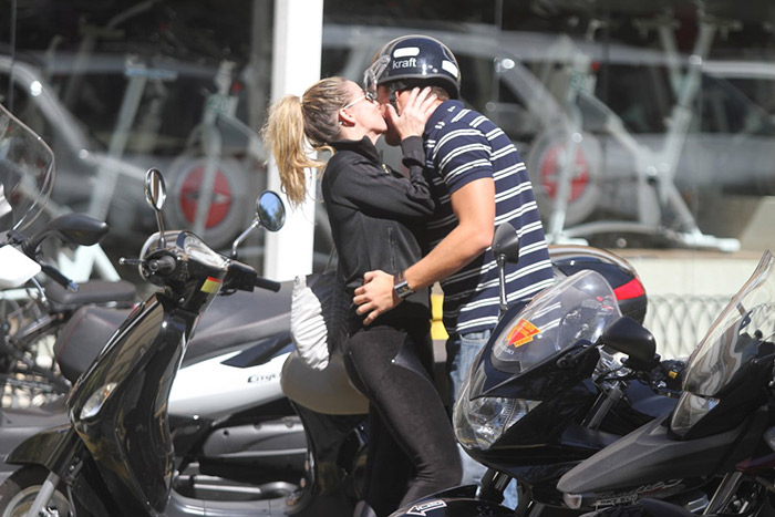 Danielle Winits dá beijão no namorado, Amaury Nunes