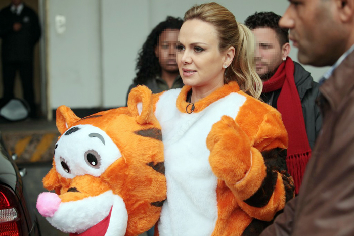 Eliana passeia vestida de tigresa por shopping de São Paulo