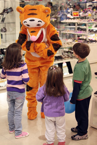 Vestida de tigre, Eliana faz a alegria da criançada no shopping