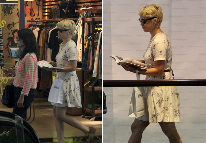 Leandra Leal lê revista durante passeio em shopping