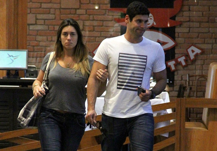 Dudu Azevedo passeia com a namorada em shopping