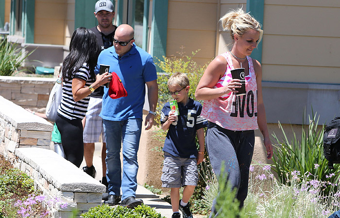Britney Spears esbanja alegria em almoço com a família