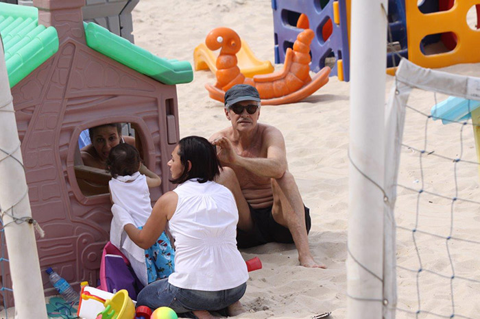 Marcos Caruso brinca com a neta em praia do Leblon