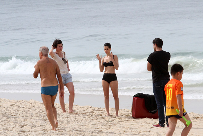 Maria Flor usa biquíni retrô em gravação na praia do Leblon