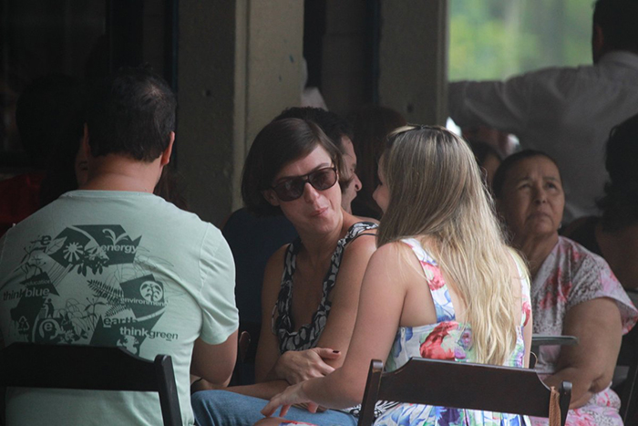 Maria Paula fuma um cigarro com amigos no Rio