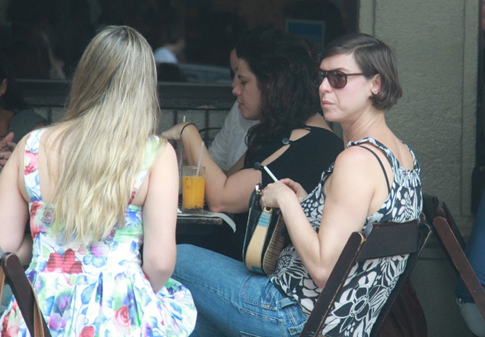 Maria Paula fuma um cigarro com amigos no Rio