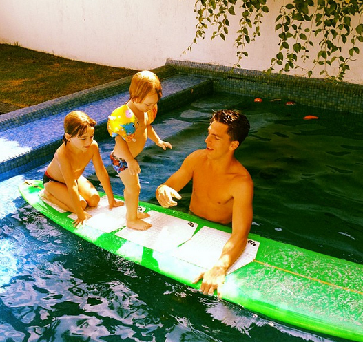 Danielle Winits posta foto do namorado com seus filhos