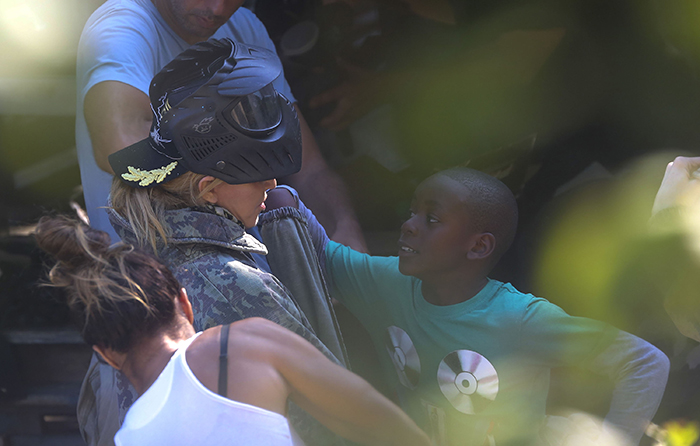 Madonna joga paintball para comemorar o aniversário do filho Rocco