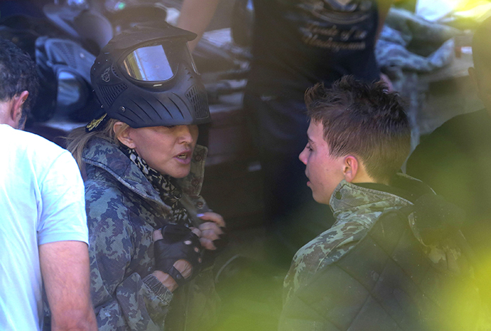 Madonna joga paintball para comemorar o aniversário do filho Rocco