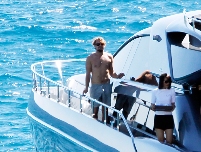 Leonardo DiCaprio toma sol sem camisa em iate luxuoso, em Ibiza