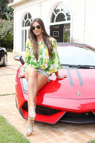 Cheia de estilo, Nicole Bahls fotografa em uma Ferrari