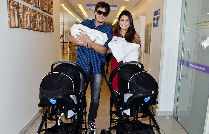 Natália Guimarães e Leandro levam as gêmeos para casa