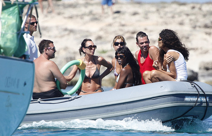 Naomi Campbell mergulha no cristalino mar Mediterrâneo